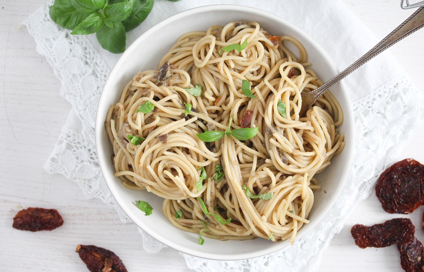 spaghetti with eggplants and basil on top