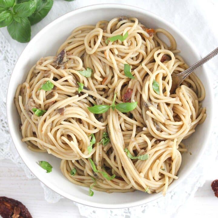 aubergien spaghetti in a white bowl with basil on top