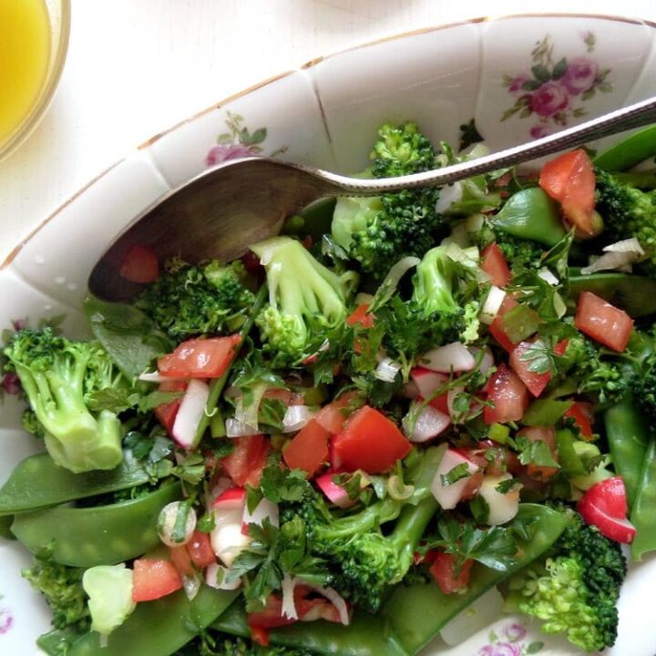 green broccoli salad with chpped tomatoes and snow peas