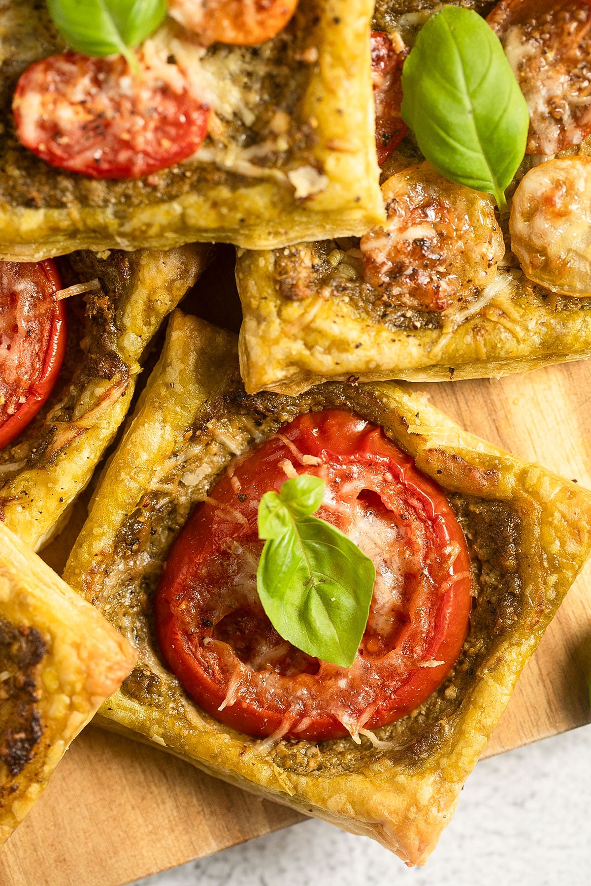 puff pastry nibbles with tomatoes, pesto and basil.