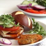 burger with pork, rocket and tomatoes