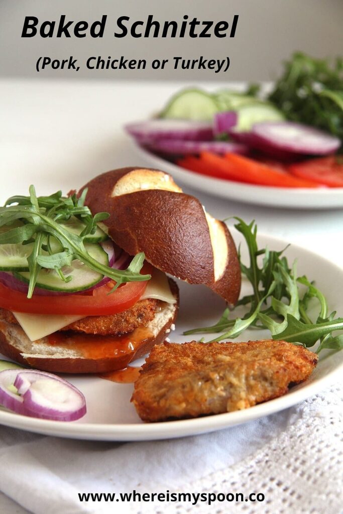 burger with pork, rocket and tomatoes