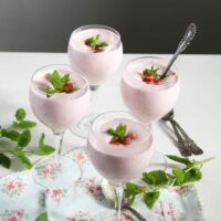 romanian strawberry foam in four wine glasses