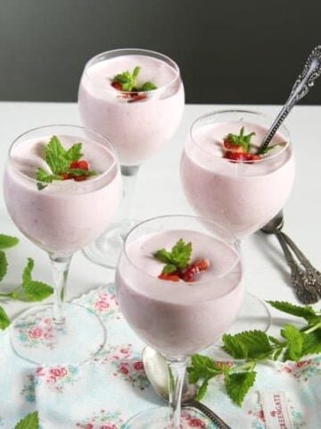 romanian strawberry foam in four wine glasses