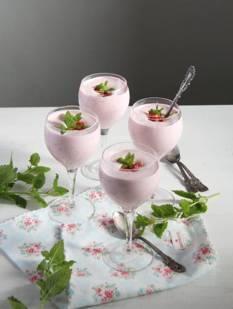 romanian strawberry foam in cups