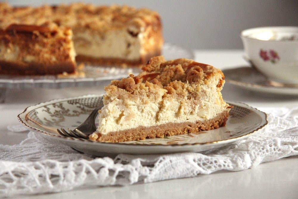 sliced apple crumb cheesecake