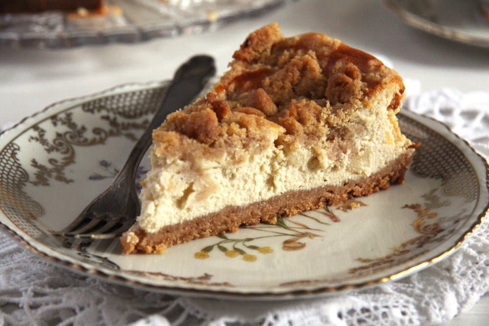 apple cheesecake with streusel