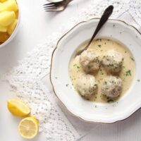 klopse recipe with capers and white sauce.
