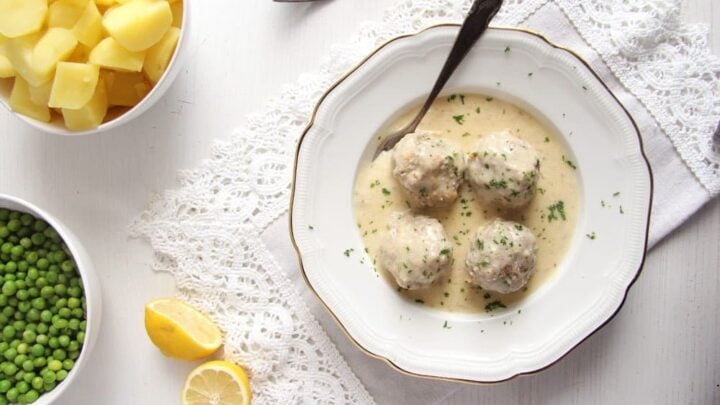 klopse recipe with capers and white sauce.