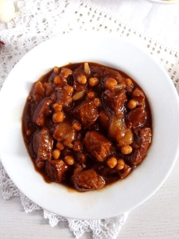 spanish pork stew with onions and chickpeas