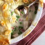 close up chicken pie with pes and ham