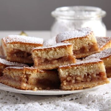 traybake applecake on a plate