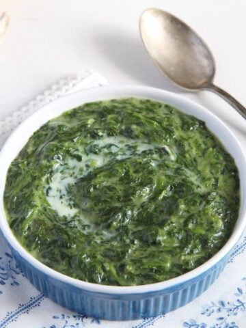 blue bowl with spinach bechamel ready to be served