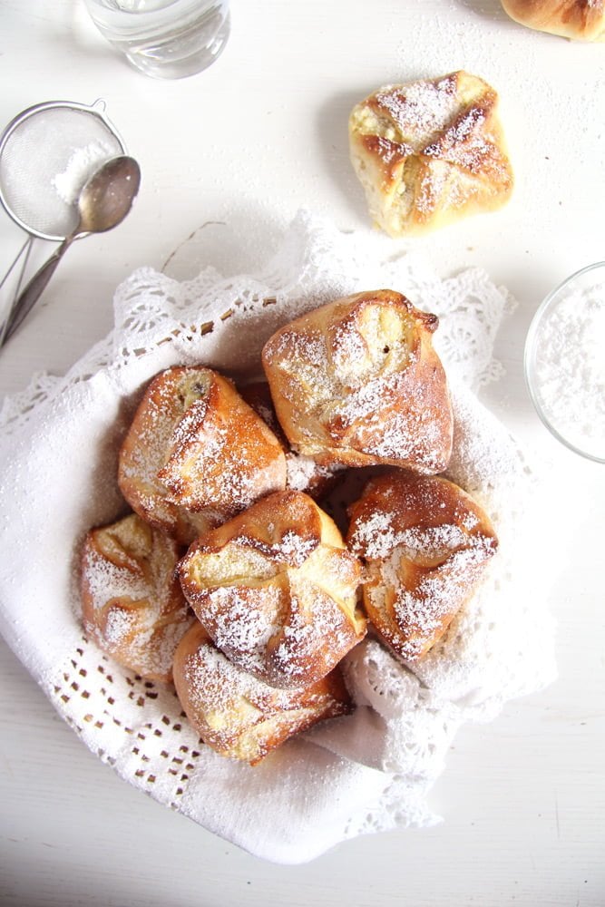 Romanian Easter sweet bread with cheese filling – Pască – Delicious Romania