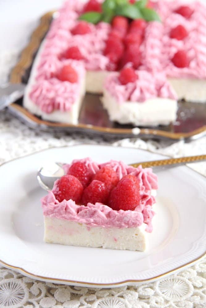 no bake cheesecake with berries and sour cream