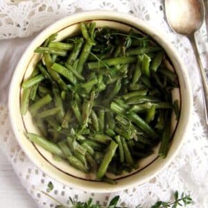 romanian green beans with garlic sauce in a rustic bowl.