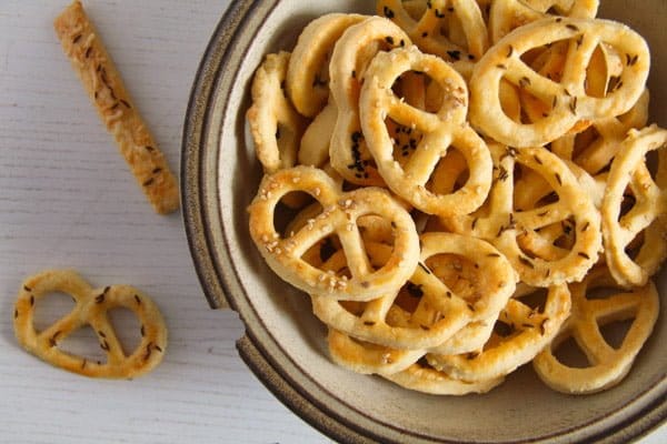 covrigei pretzel in a small brown bowl