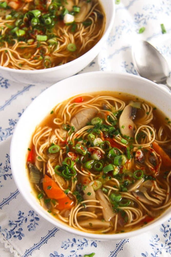Quick and Spicy Mushroom Egg Noodle Soup