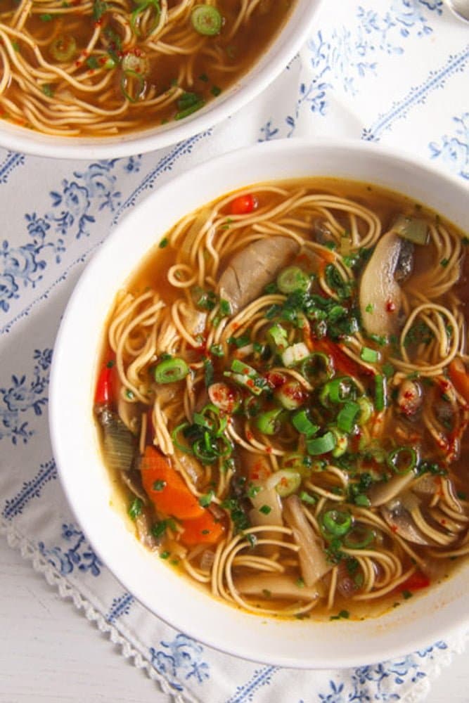 Quick and Spicy Mushroom Egg Noodle Soup