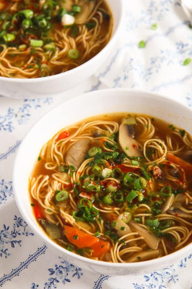 Quick and Spicy Mushroom Egg Noodle Soup