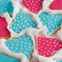 decorated valentine sugar cookies with dots