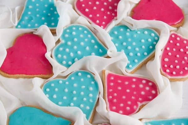 decorated valentine sugar cookies with dots
