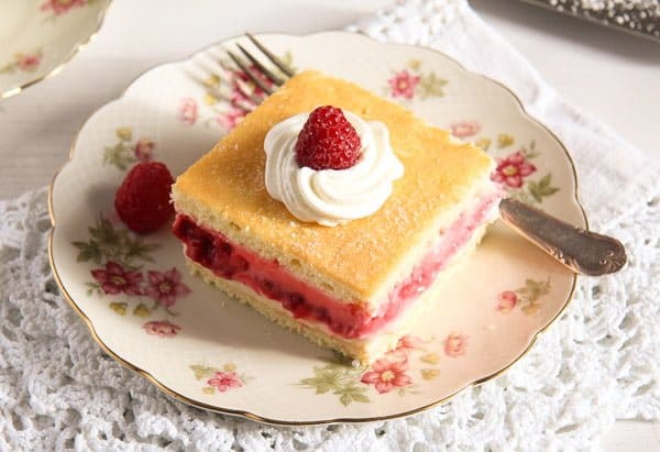 cake with lemon curd and raspberries
