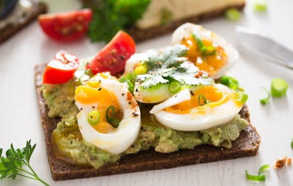 Smørrebrød with avocado and egg