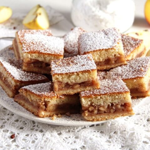 apple tray bake cake with cinnamon
