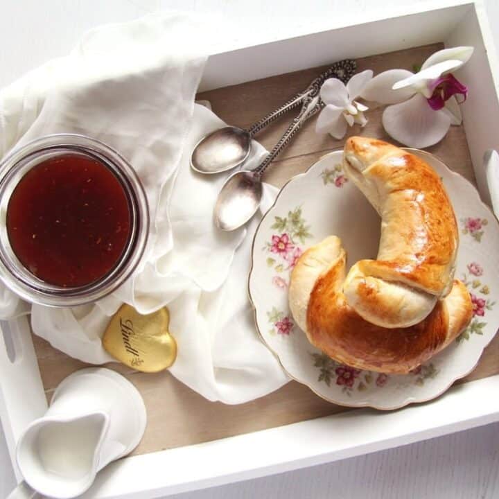 yeast rolls for breakfast served with jam