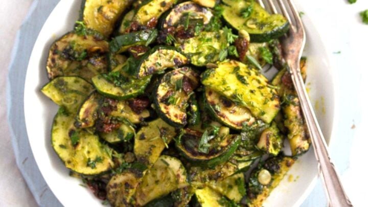 zucchini with pesto on a plate.