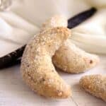 pinterest image with the title vanillekipferl.