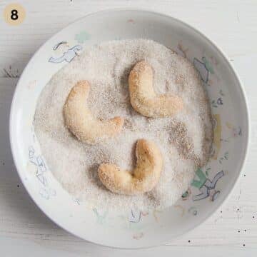 turning kipferl in vanilla sugar in a deep plate.