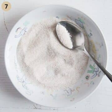 vanilla sugar for kipferl in a plate with a spoon.