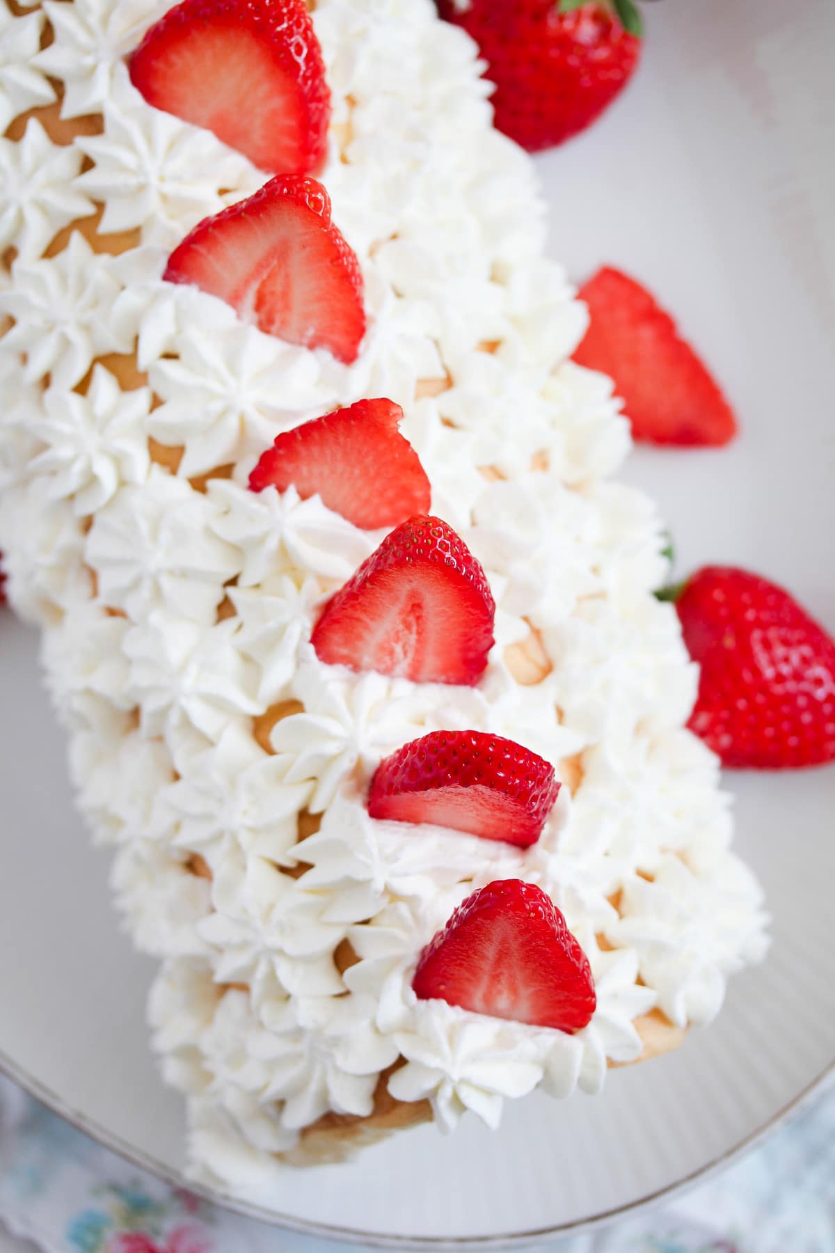roulade with strawberries seen from above