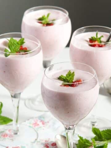 romanian strawberry foam in four champagne glasses.