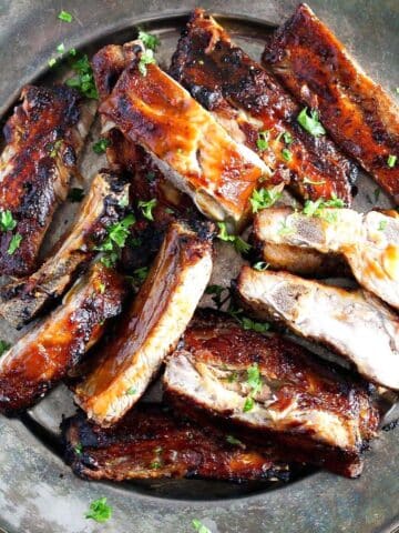 air fryer ribs cut into pieces and sprinkled with parsley
