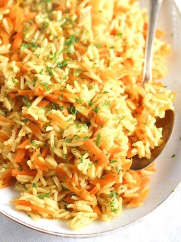carrot rice with curry powder and parsley
