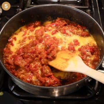Hungarian lecso recipe, step 5: add beaten eggs and stir with a wooden spoon.
