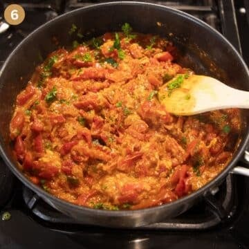Hungarian lecso recipe, step 6: stir in eggs and parsley.