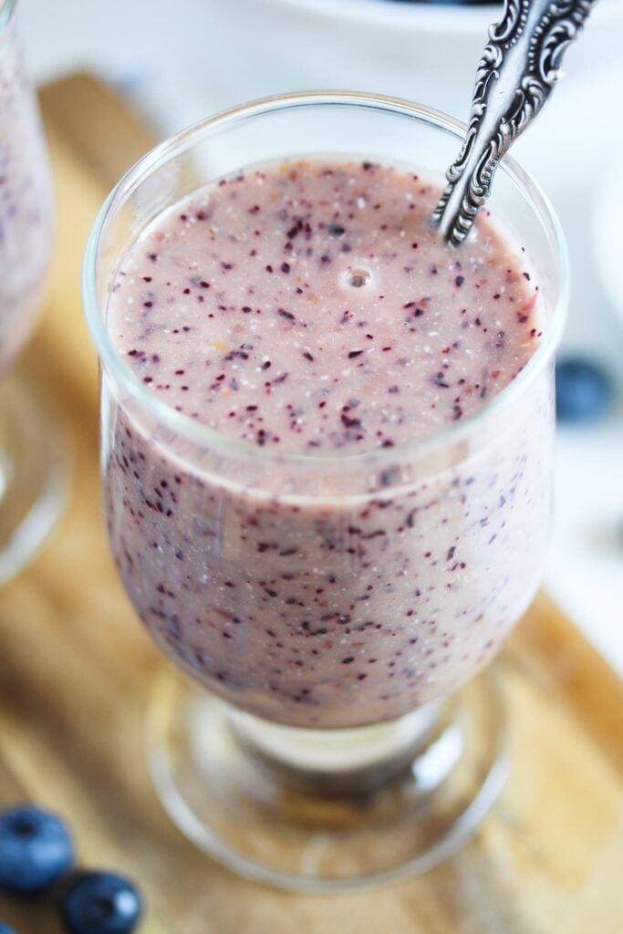 smoothie with peaches and blueberries