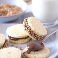 filling cookies with nutella