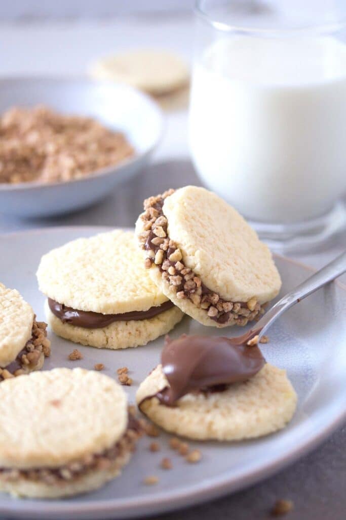 filling cookies with nutella
