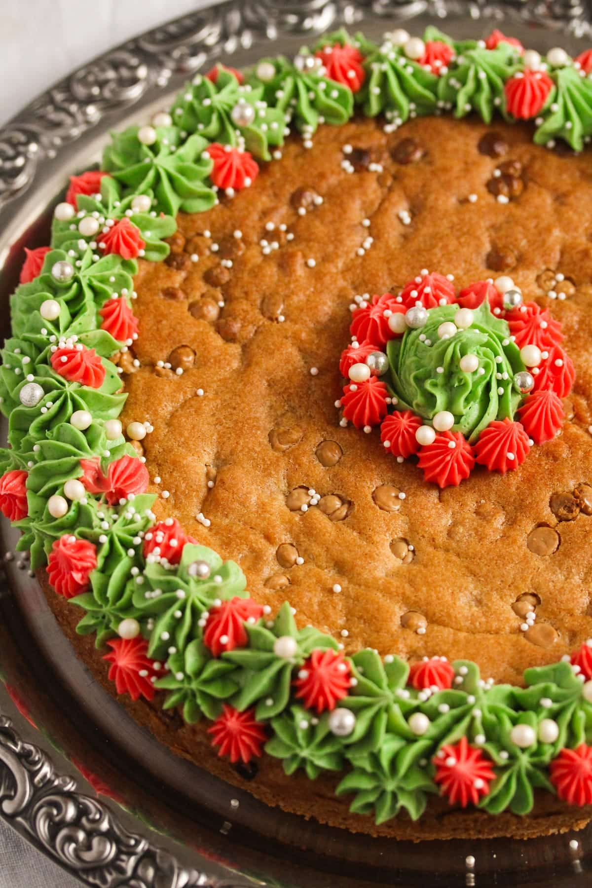 close up cookie cake with buttercream wreath for christmas.