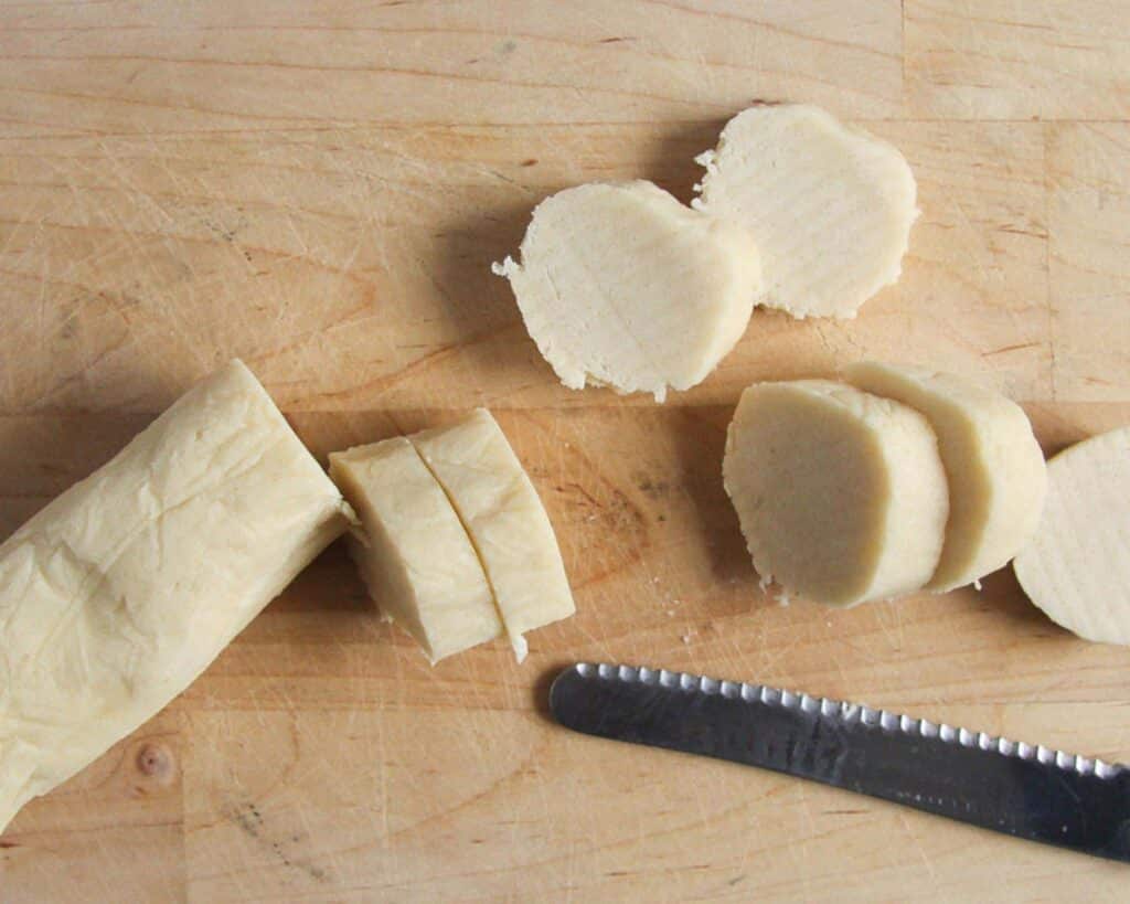 cutting round piece from a roll of dough