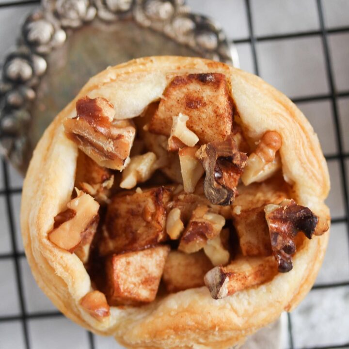 one mini apple pie