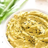 hummus with wild garlic, chickpeas and spices.