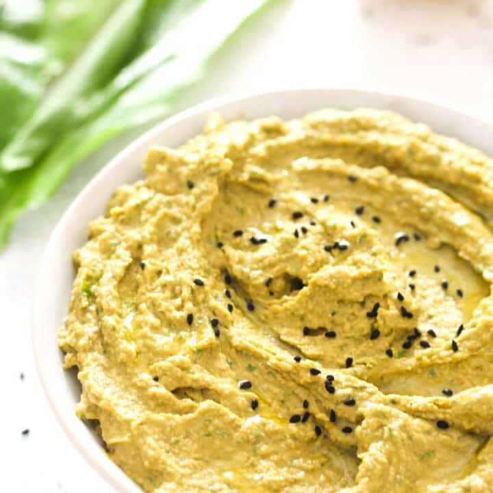 hummus with wild garlic, chickpeas and spices.