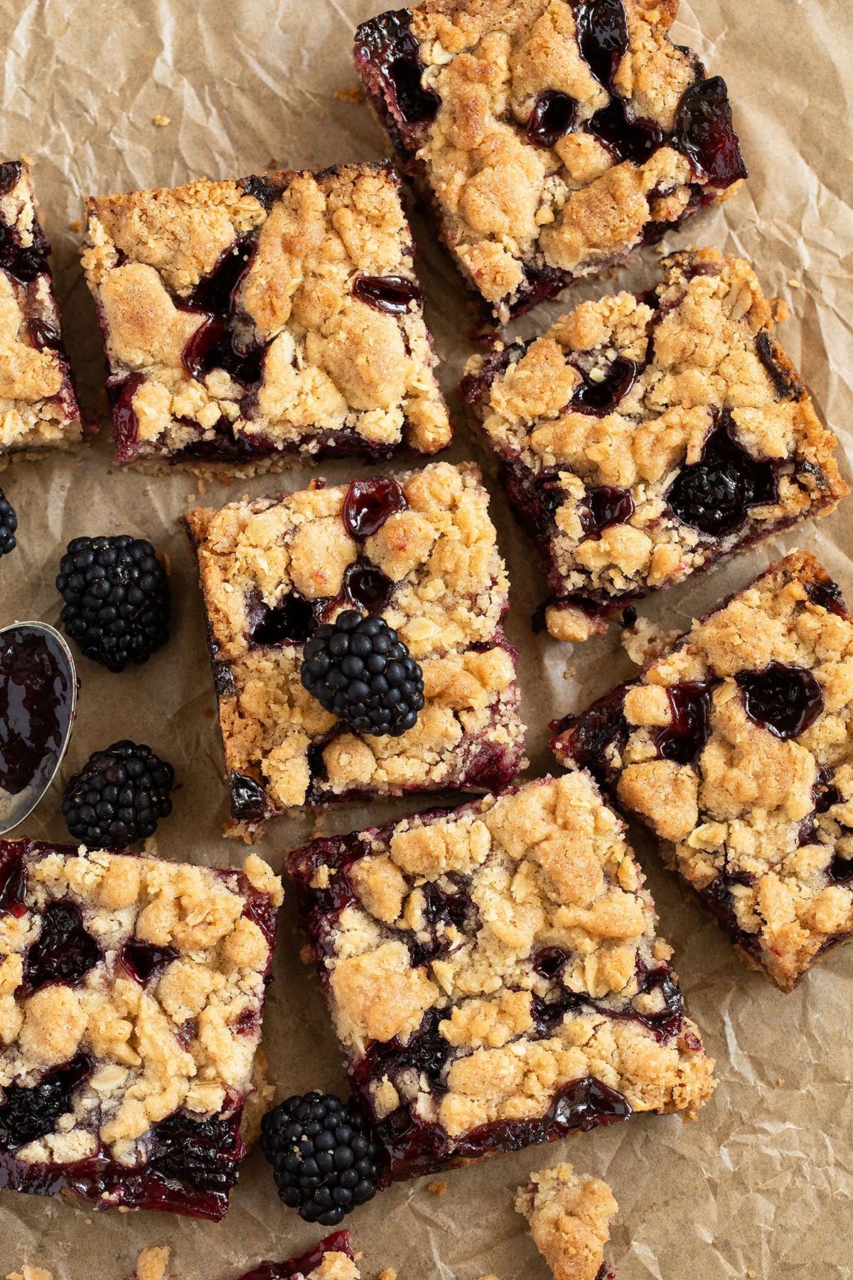 small squares of blackberry oat bars wit golden brown crumbles.